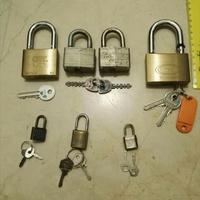 Lotto di 7 lucchetti americani e lucchetti vari.