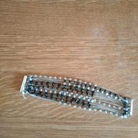 Bracciale con diversi fili argentati e pietre