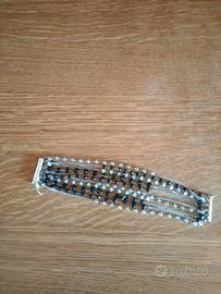 Bracciale con diversi fili argentati e pietre