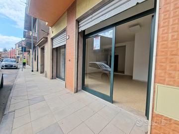 Locale commerciale con doppia vetrina
