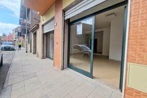 Locale commerciale con doppia vetrina