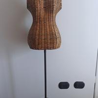 Manichino femminile in vimini