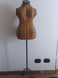 Manichino femminile in vimini