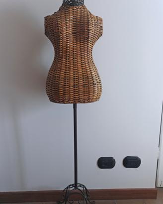 Manichino femminile in vimini