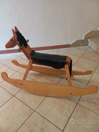 Cavallo a dondolo in legno fatto a mano 