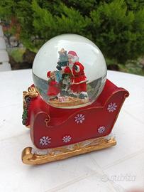 Sfera  con neve slitta Babbo Natale con carion 
