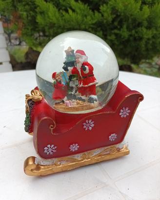 Sfera  con neve slitta Babbo Natale con carion 