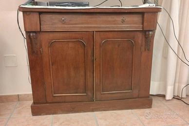 Credenza antica in legno massello. cassetto e ante