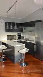 Veneta Cucine laccata color grigio.