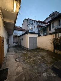 Box auto con ripostiglio e posto auto esclusivo