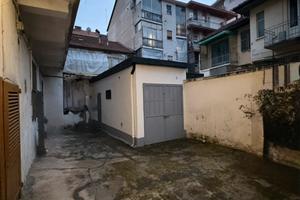 Box auto con ripostiglio e posto auto esclusivo