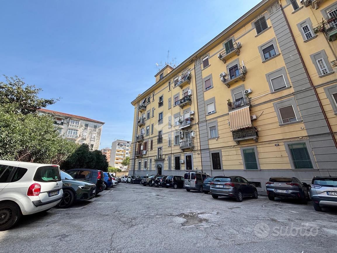 4 LOCALI A NAPOLI