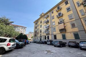 4 LOCALI A NAPOLI
