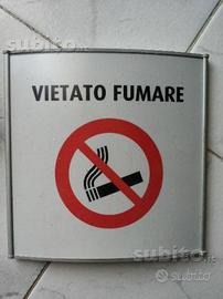 Cartello vietato fumare con profilo in alluminio