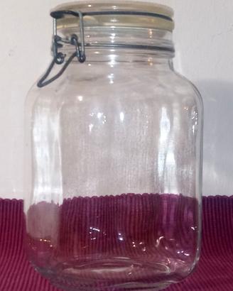 Vaso di vetro con coperchio ermetico