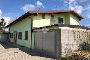 PORZIONE DI BIFAMILIARE A LUNGAVILLA