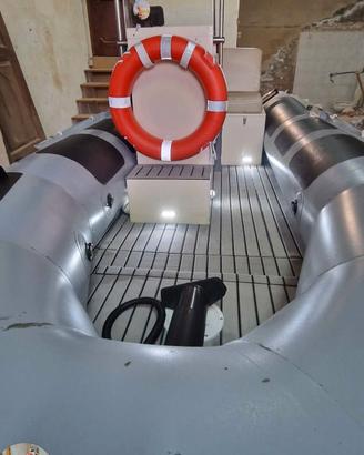 gommone nautico con motore 