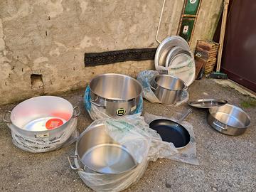 Pentole ristorante e affettatrrice