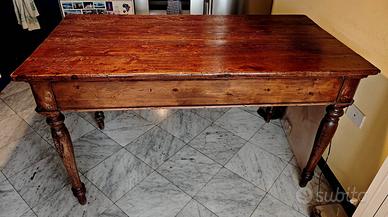Tavolo d'epoca in legno massello