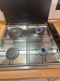 Piano cottura a gas con un fornello e elettrico