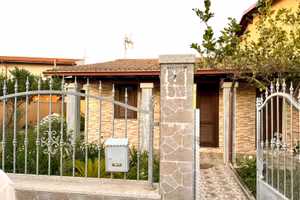 Villetta indipendente su unico livello arredata