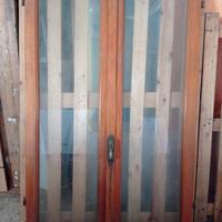 finestra in legno con vetro