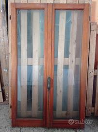 finestra in legno con vetro