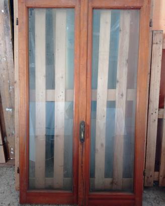 finestra in legno con vetro