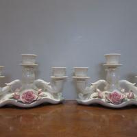 2 Portacandele in porcellana. Altezza 12,5cm.