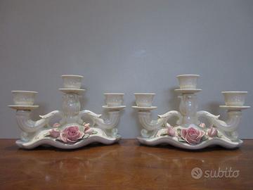 2 Portacandele in porcellana. Altezza 12,5cm.