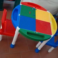 tavolino più 2 sedie per giocare con i lego.
