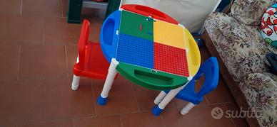 tavolino più 2 sedie per giocare con i lego.