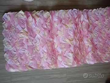 guida fatta di petali di tessuto 