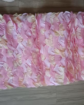 guida fatta di petali di tessuto 