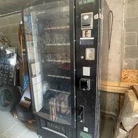 Tre distributori automarici SandenVendo con POS