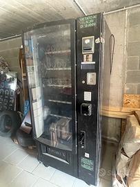 Tre distributori automarici SandenVendo con POS