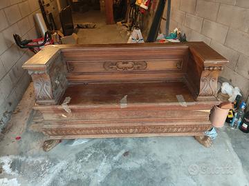 Cassapanca in legno impiallacciato in stile.