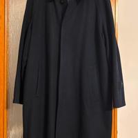 Cappotto nero di Harvey & Crombie.