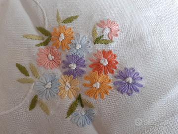 tovaglietta ricamo a mano fiorentino 