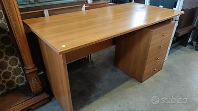 scrivania con cassettiera