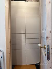 Mobile armadio bianco con ripiani