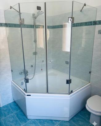 Vasca da bagno con vetro