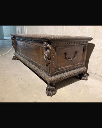 Antica cassapanca in legno con lesene