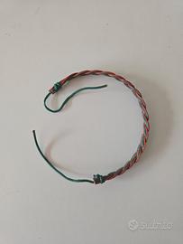 Bracciale intrecciato verde e rosso regolabile