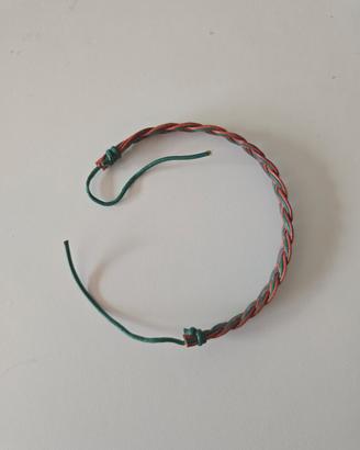 Bracciale intrecciato verde e rosso regolabile