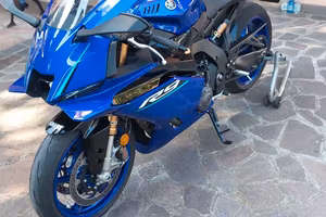 YAMAHA R9