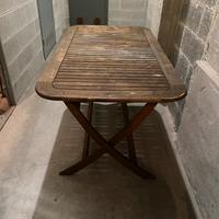 Tavolo in legno con 4 sedie pieghevoli