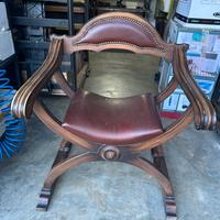 Poltrona in stile Savonarola