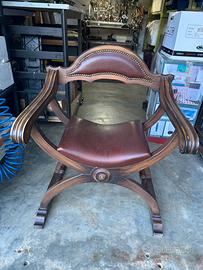 Poltrona in stile Savonarola