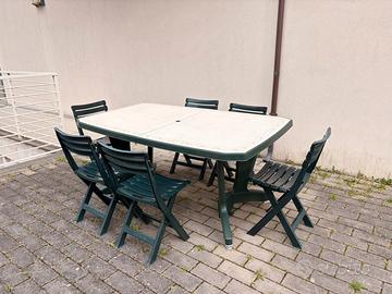 Tavolo da giardino con sedie in plastica